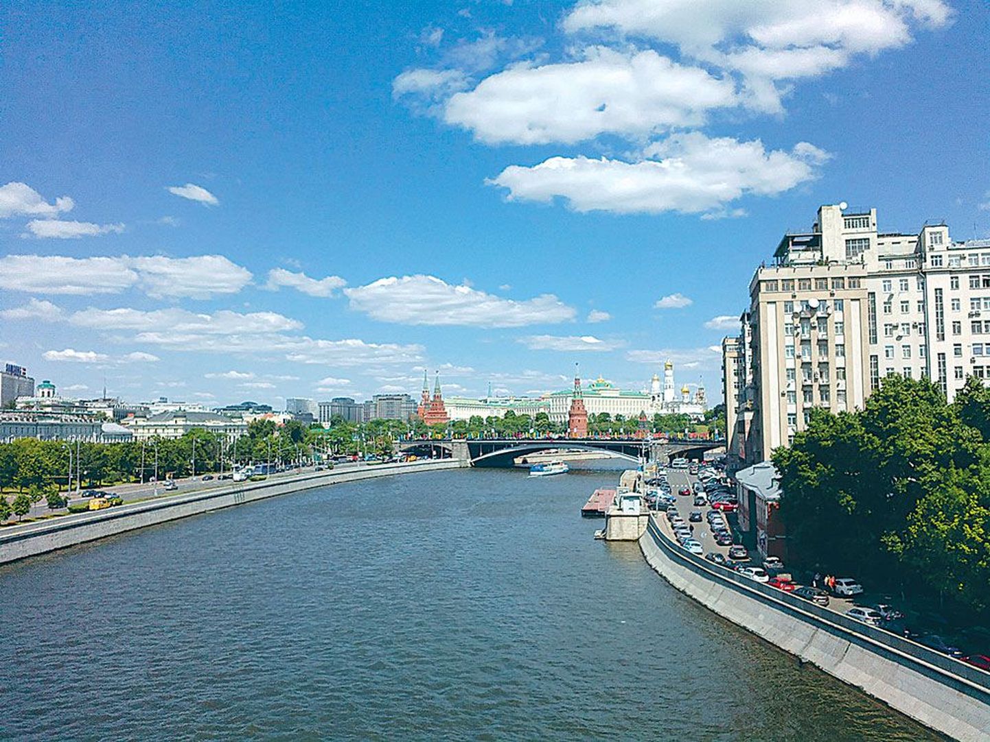 Moskvasse saabunud turistid võivad tavapärastele vaatamisväärsustele vahelduseks valida näiteks  maaliliste vaadetega jõekruiisi.