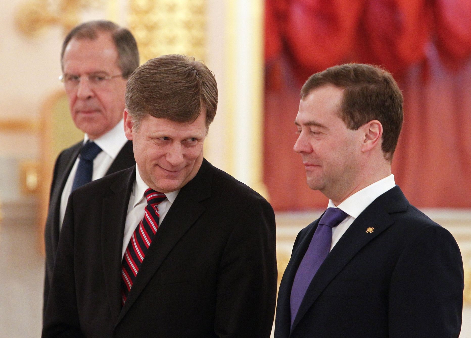 Дмитрий Медведев (справа) и бывший американский посол в России Майкл Макфол.