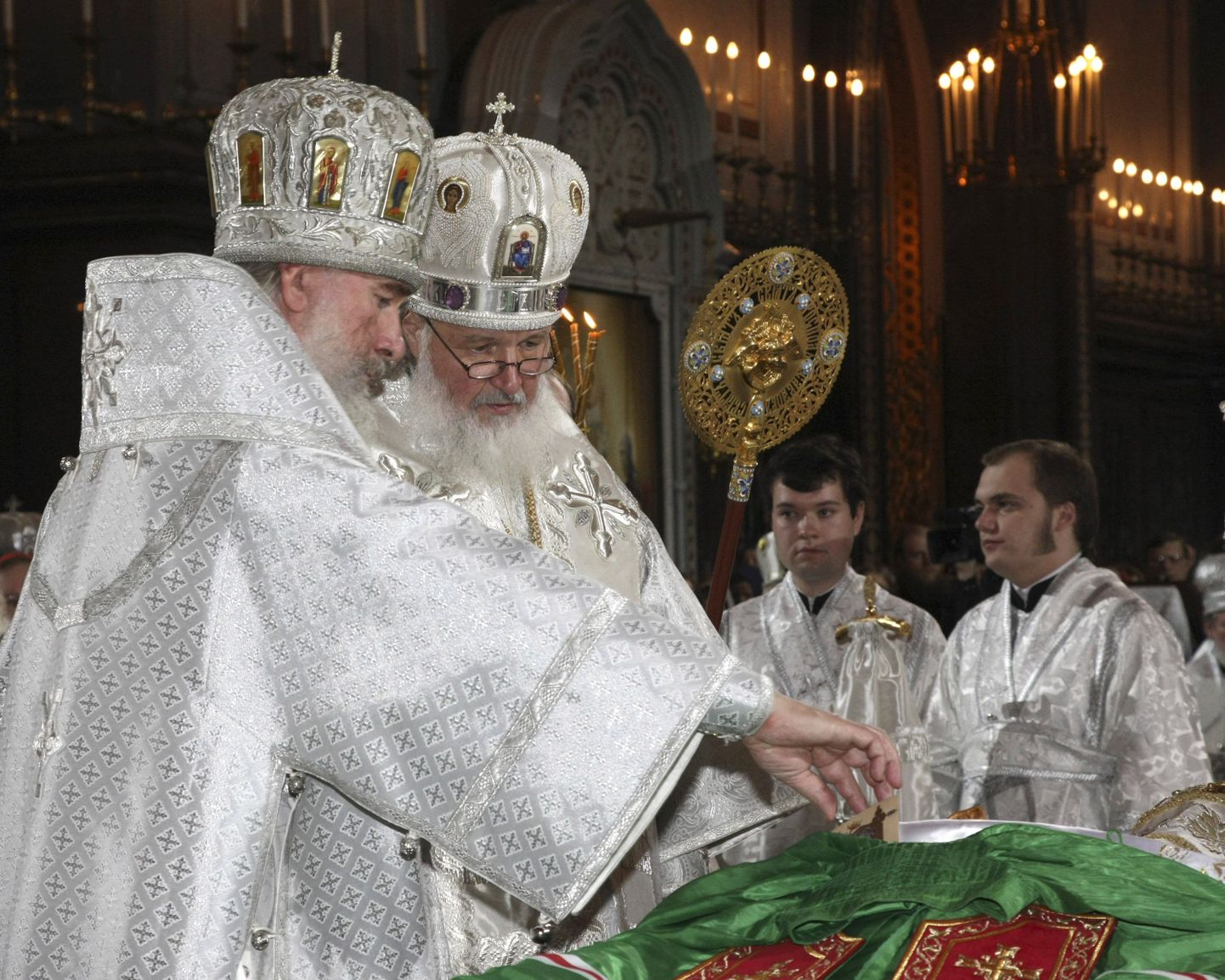 Metropoliit Kliment (vasakul) ja patriarhi kohusetäitja metropoliit Kirill tänasel matusetseremoonial.