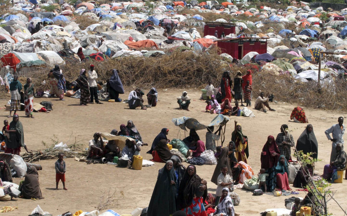 Punasel Risti ei õnnestu Somaalia näljahädalistele abi toimetada. Fotol näljahädaliste põgenikelaager