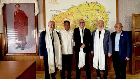 FOTOD ⟩ Riigikogulane hakkab Eestisse naastes Tiibeti esindusega tegelema