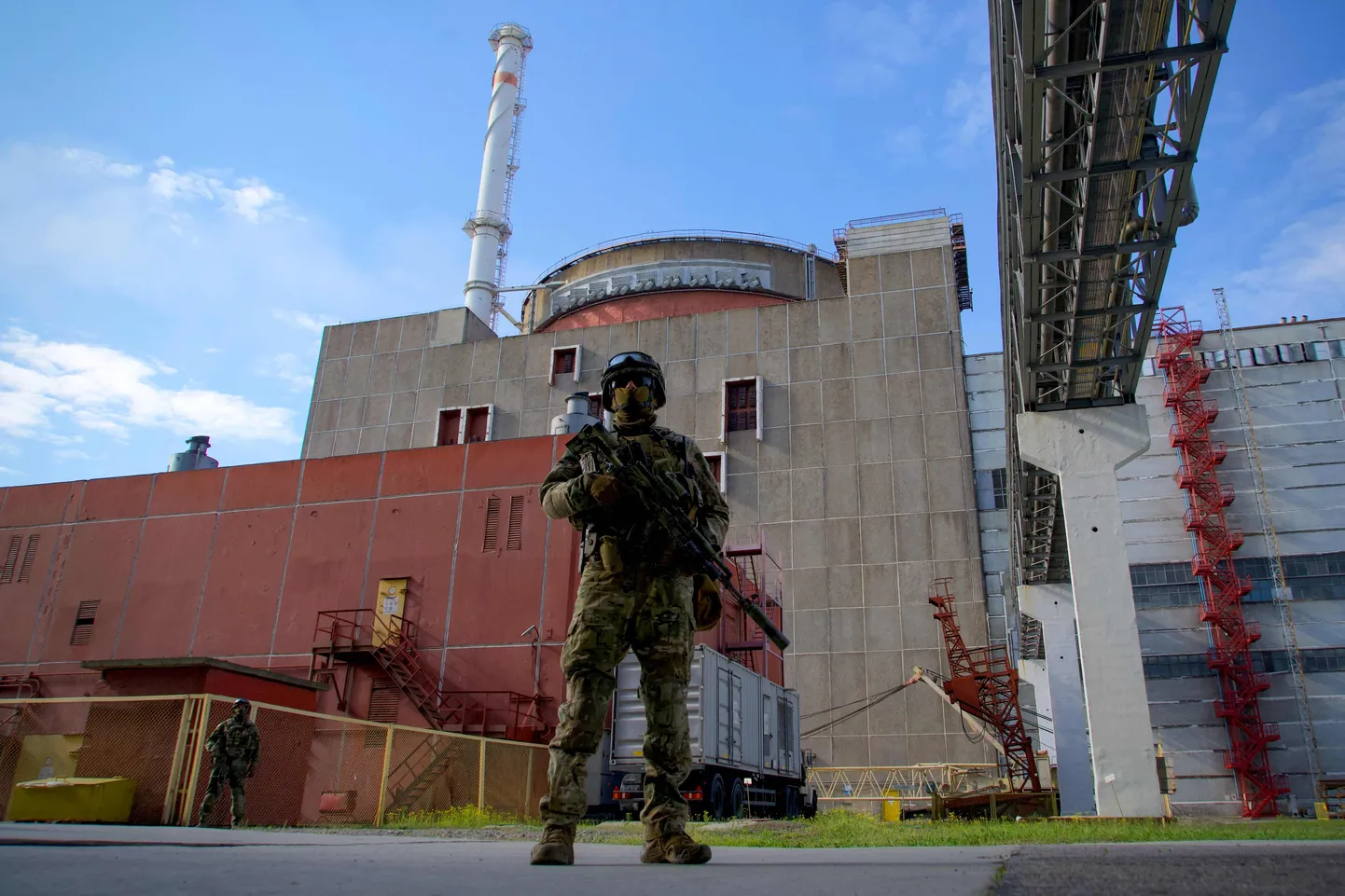 Vene sõjaväelane valvamas Enerhodaris asuva Zaporižžja tuumaelektrijaama.