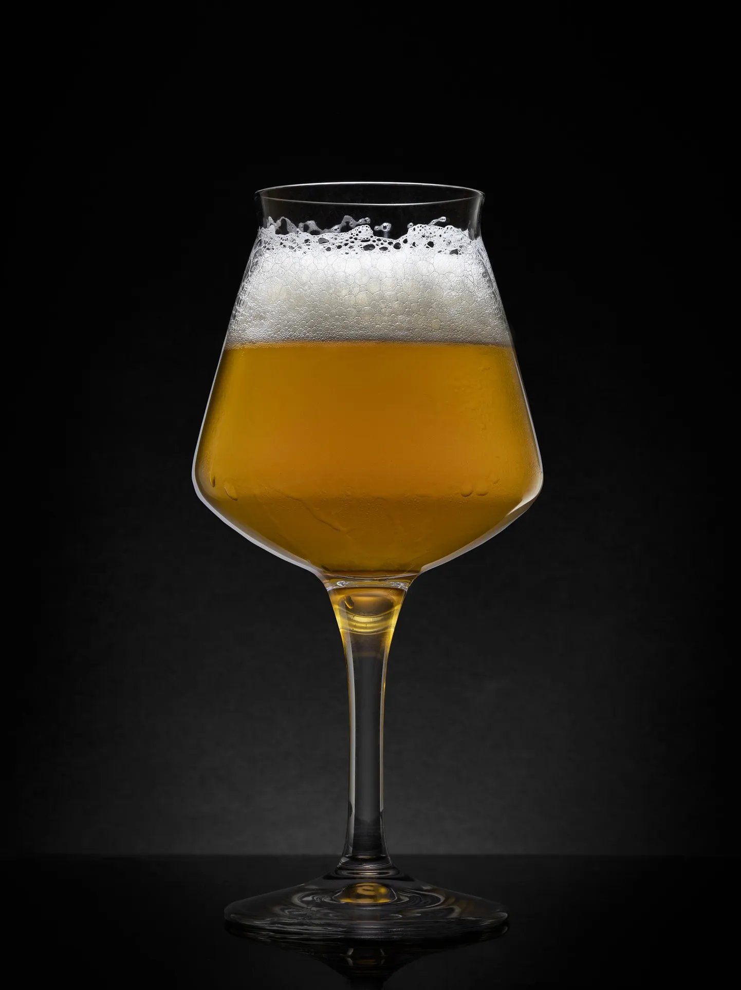 Светлое пиво в бокале (иллюстративное фото).