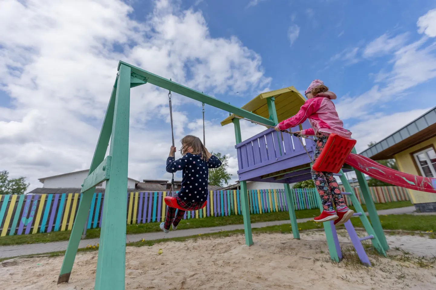 Tilsi perekodus on päevaplaan paigas ning seni, kuni lapsed koolis käivad, peavad nad kodus olema kell 21.