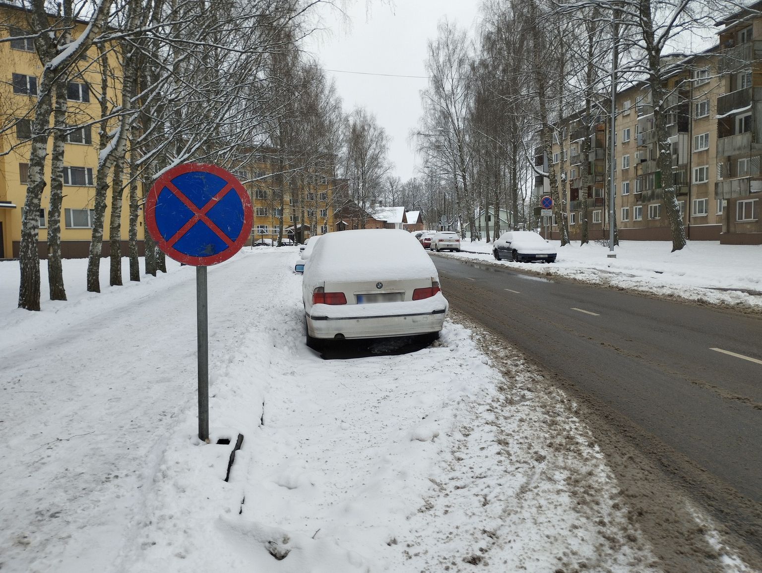 OÜ RoadWest paigaldab Valgas kitsamatele tänavale sellised ajutised peatumist-parkimist keelavad liiklusmärgid.