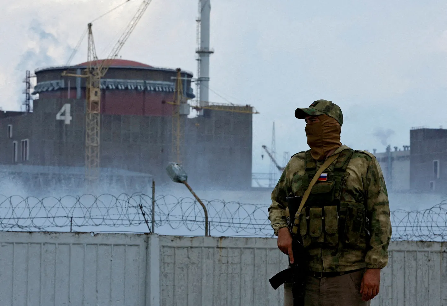 Vene sõdur "valvab" Žaporižžja tuumajaama.