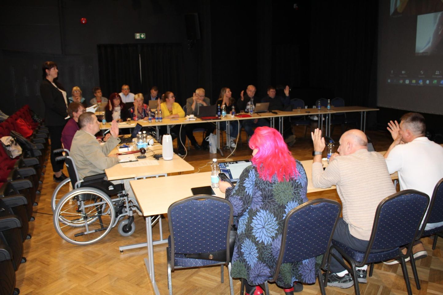 Tapa vallavolikogu 29. septembri istung. Käed tõusevad üldplaneeringu toetuseks. Vasakul ratastoolis juhatab koosolekut Aigar Põder. Seisab Linda Kelu-Toome.
