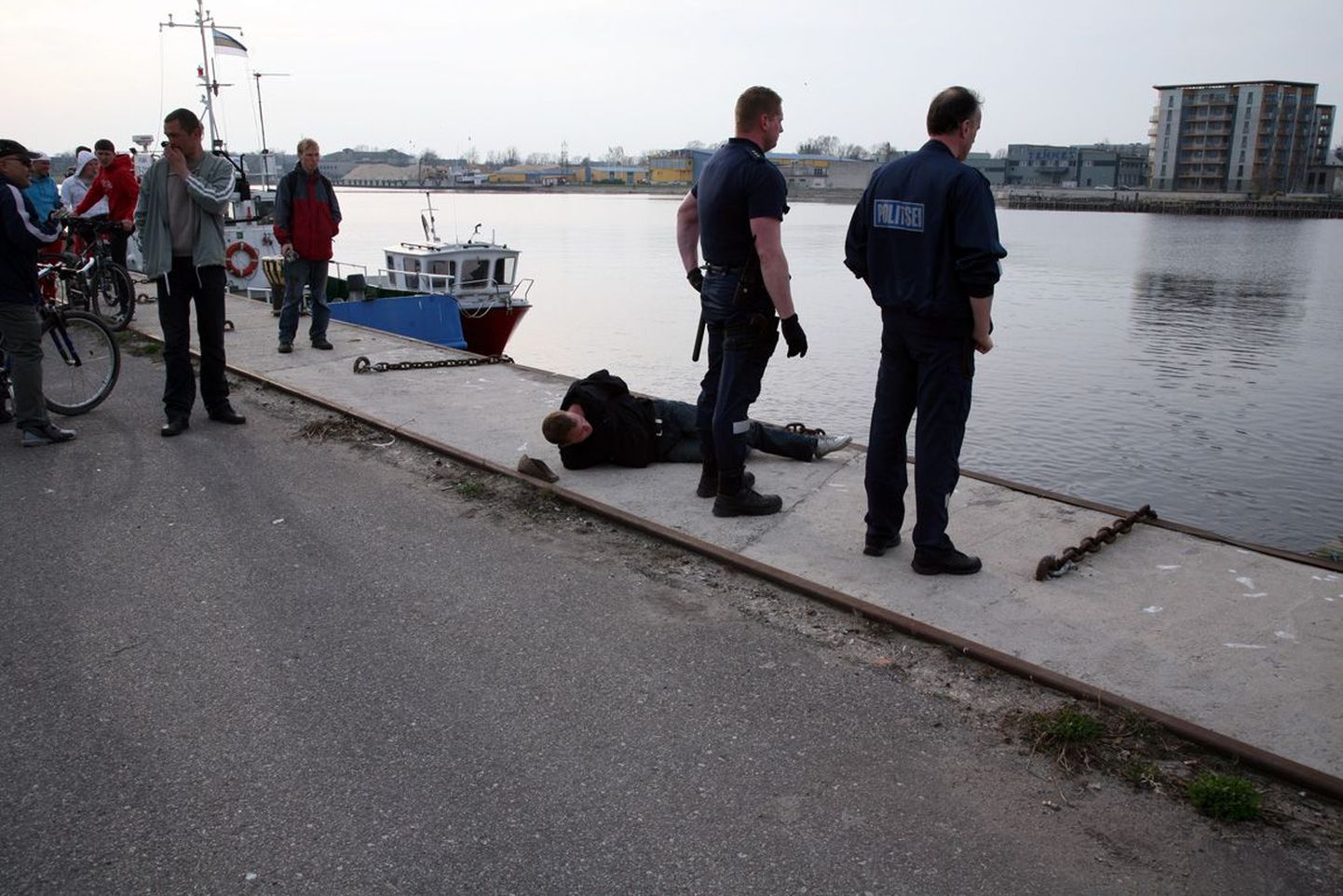 Postimees.ee lugeja pilt joobes noorte taltsutamisest Pärnu jõel.
