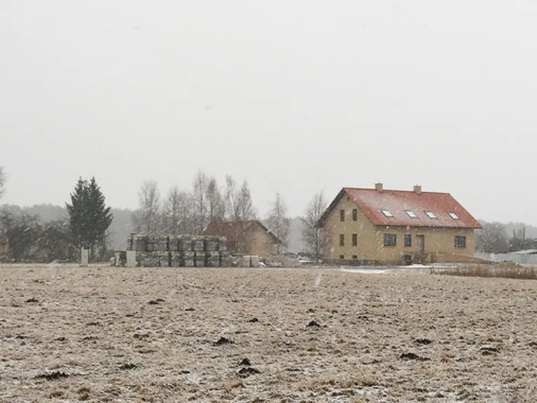 Viena no mājām, kas atrodas Rail Baltica trasējumā 