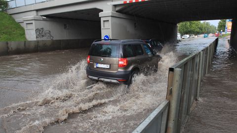 Фото и видео: мощный дождь затопил улицы Тарту