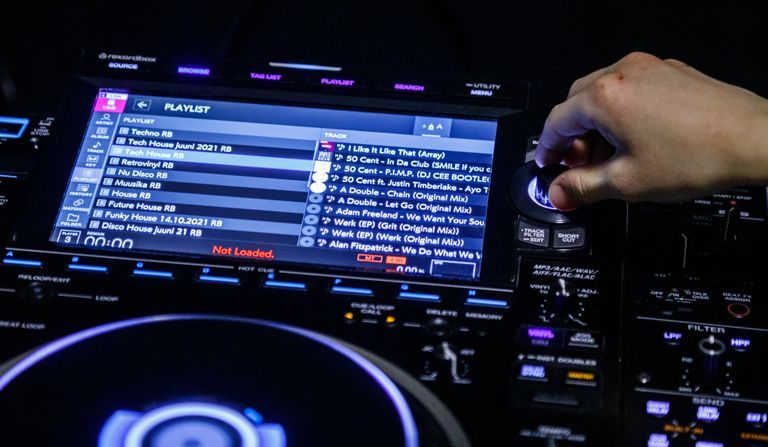 DJ playlist'is võib olla tuhandeid laule. 