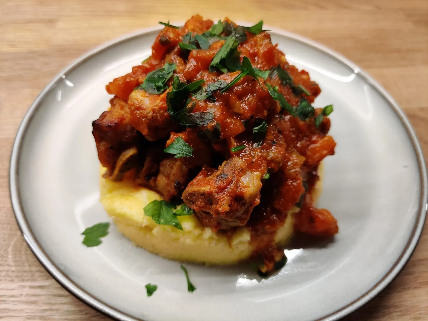 Väikesed searibid tomatikastmes, kaaslaseks polenta. FOTO: Grete Laan