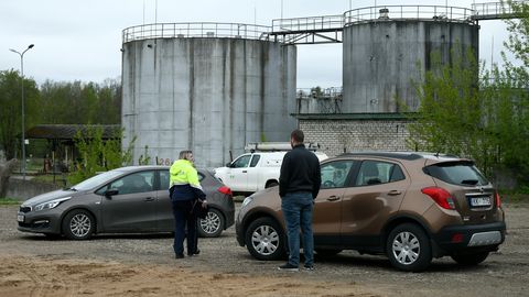 Valsts policija sniedz papildus informāciju – ceturtdien notikuši divu dronu triecieni pa naftas bāzi Rēzeknē