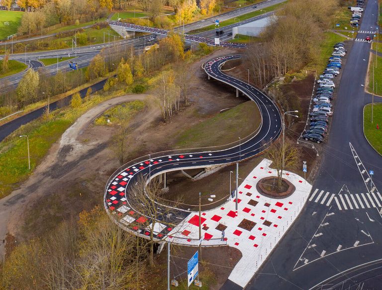 Мост Siug, соединяющая улицы Гонсиори и Маяка велодорожка, Ласнамяэ, Таллинн.