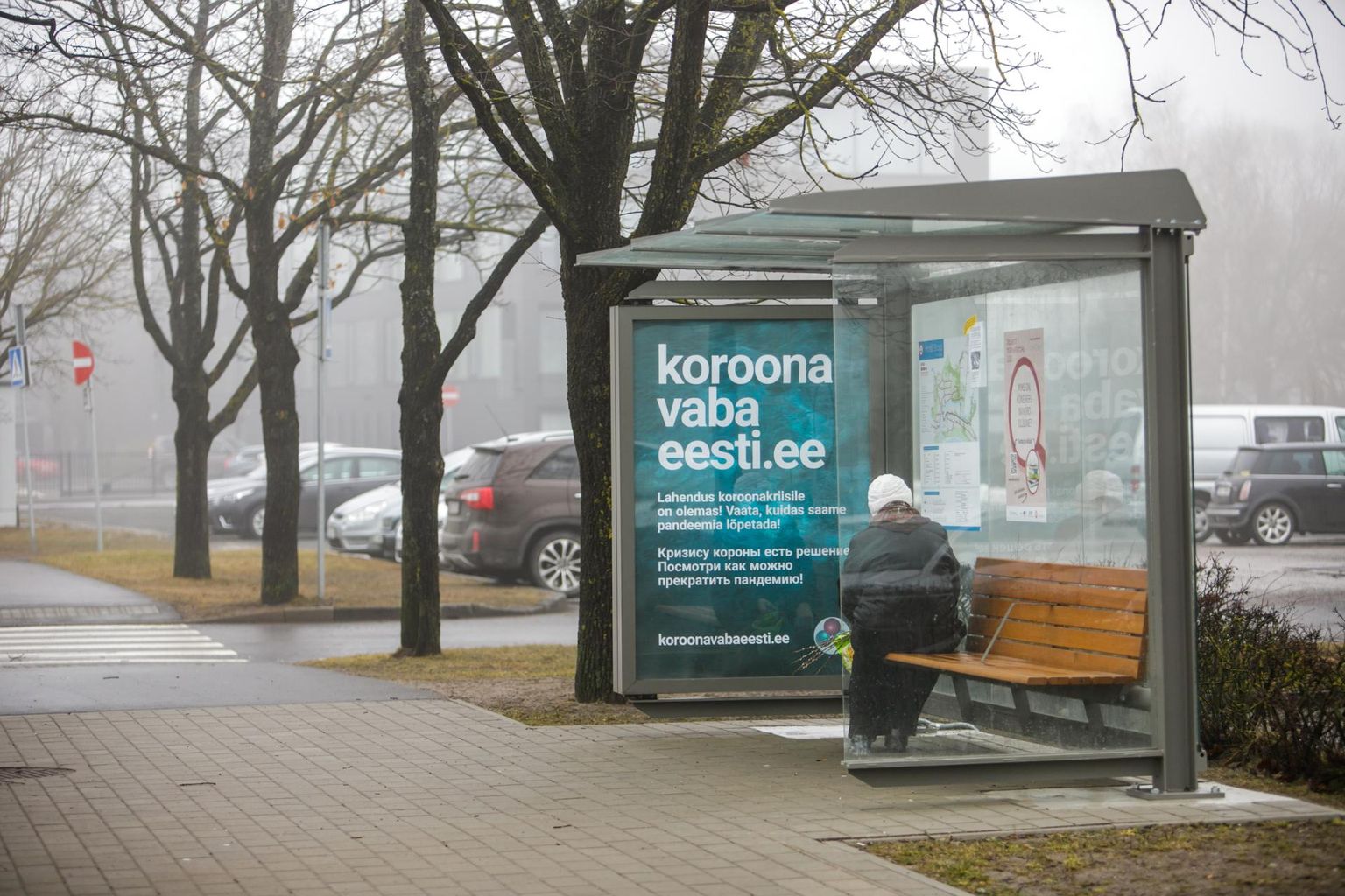 Reklaam aine kohta, mida terviseamet taunib, on üleval Pärnus Strandi bussipeatuses.