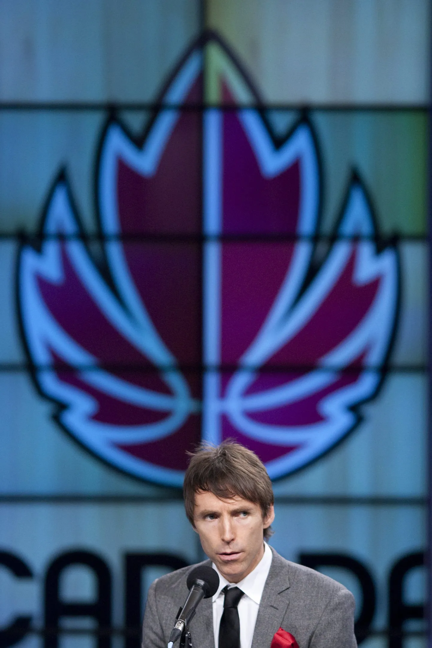 Phoenix Sunsi mängujuht Steve Nash pressikonverentsil.