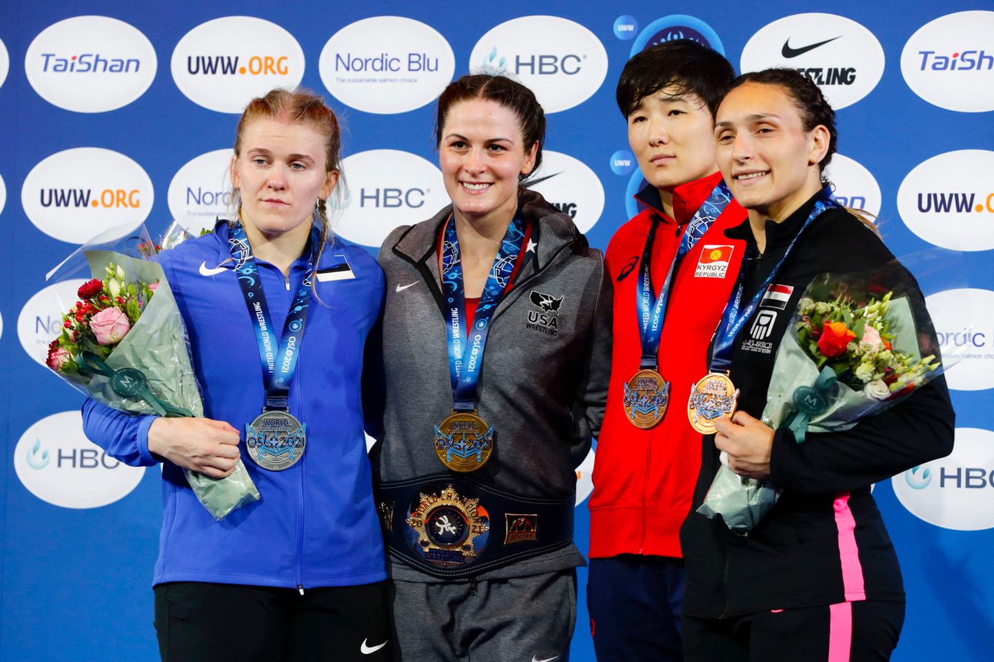 Maadluse MMi naiste raskekaalu medalistid. Kõige vasakul on eestlanna Epp Mäe, kes võitis hõbeda.