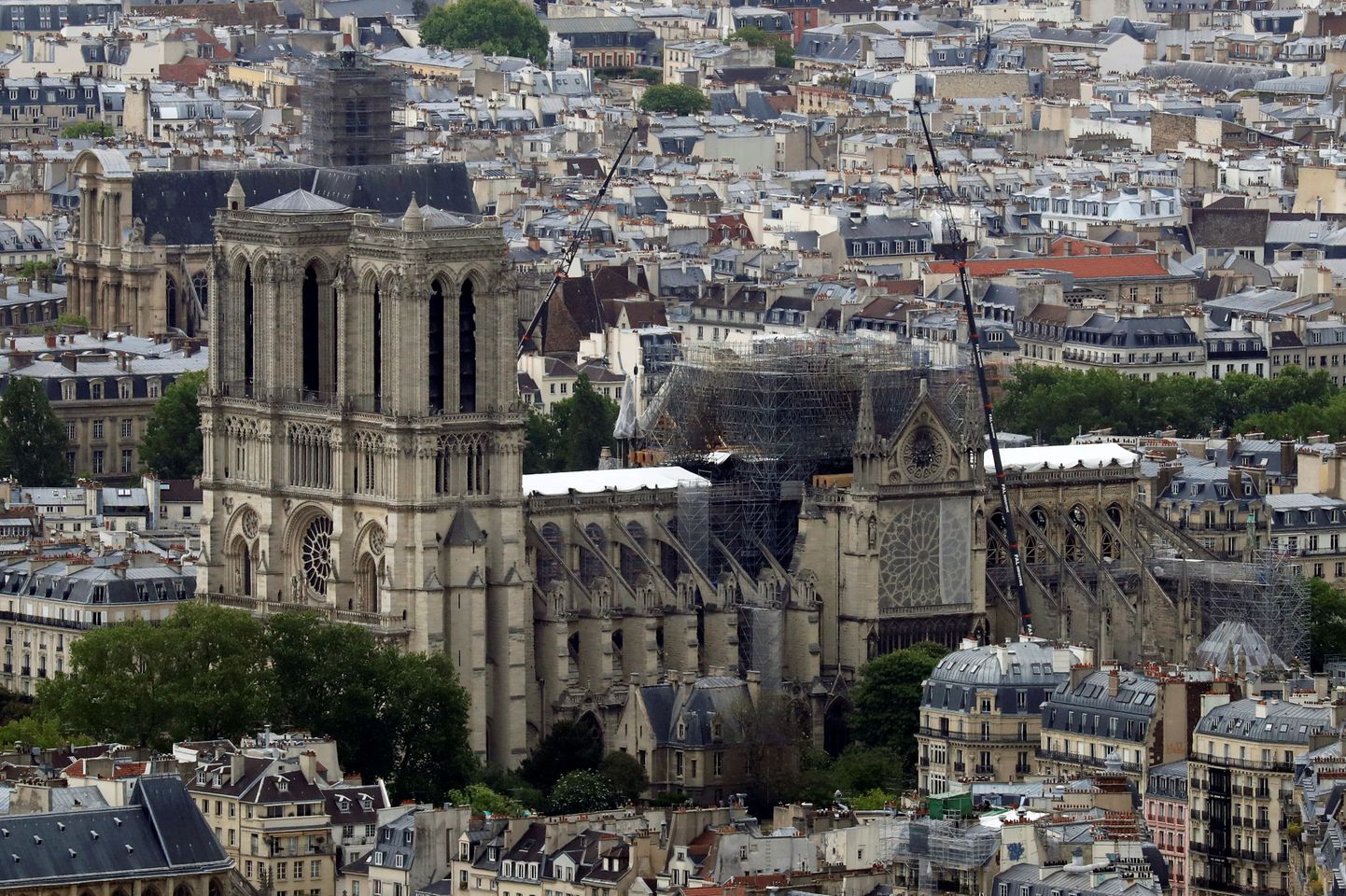 Tulekahjust räsitud Pariisi Jumalaema kirik 10. mail.