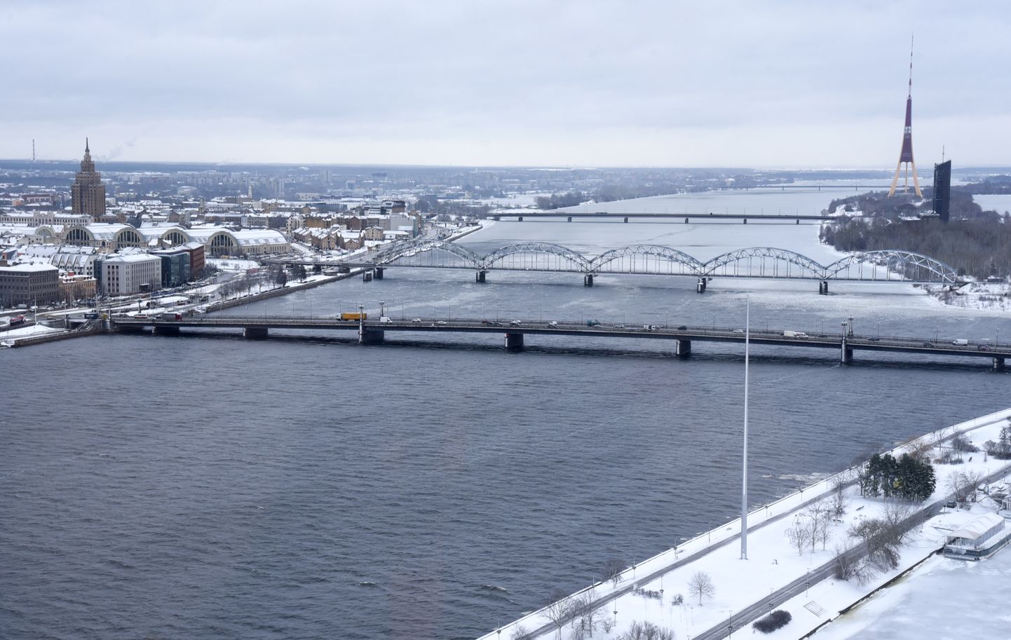 Tilti pār Daugavu.