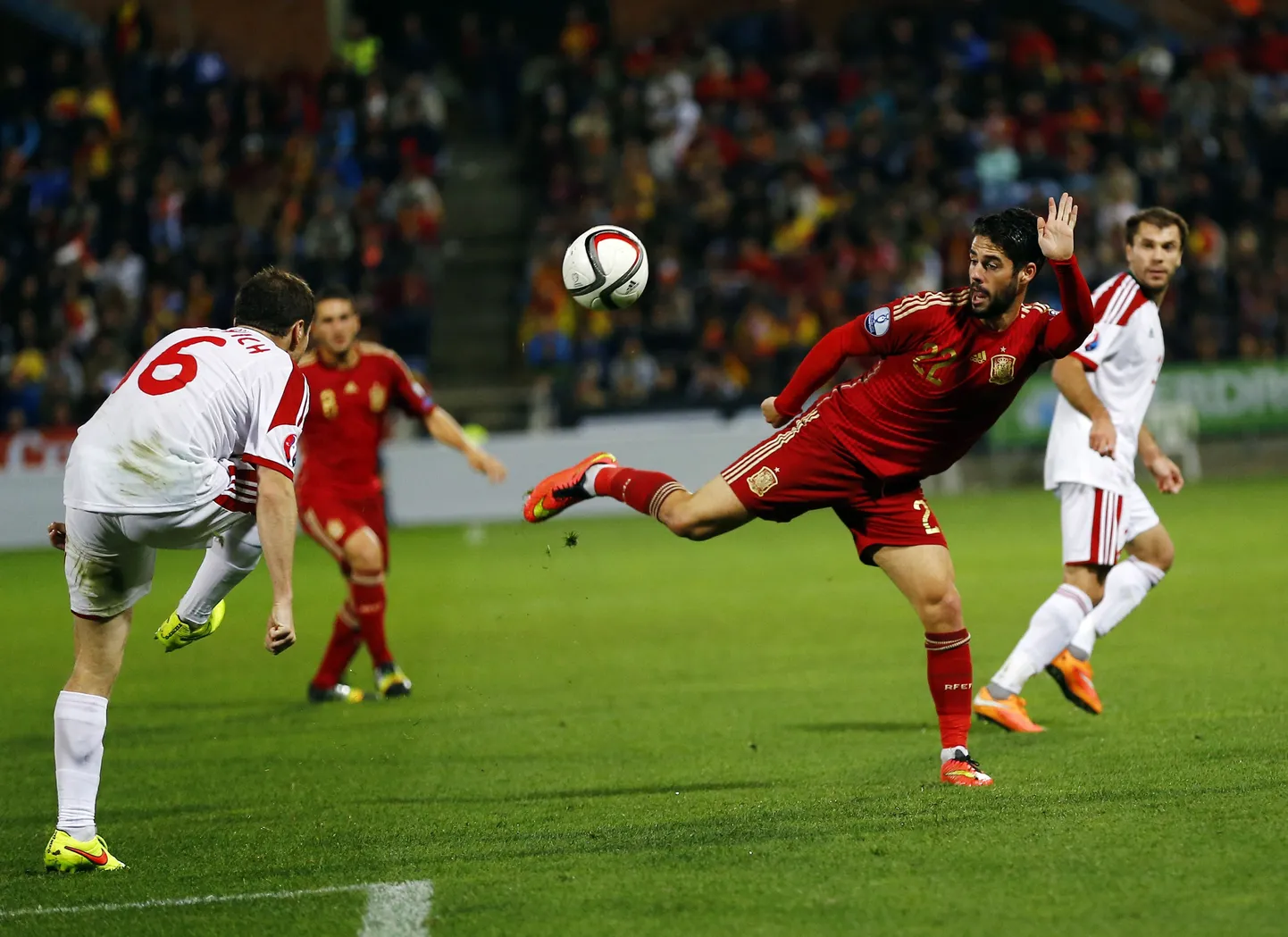 Isco (keskel).