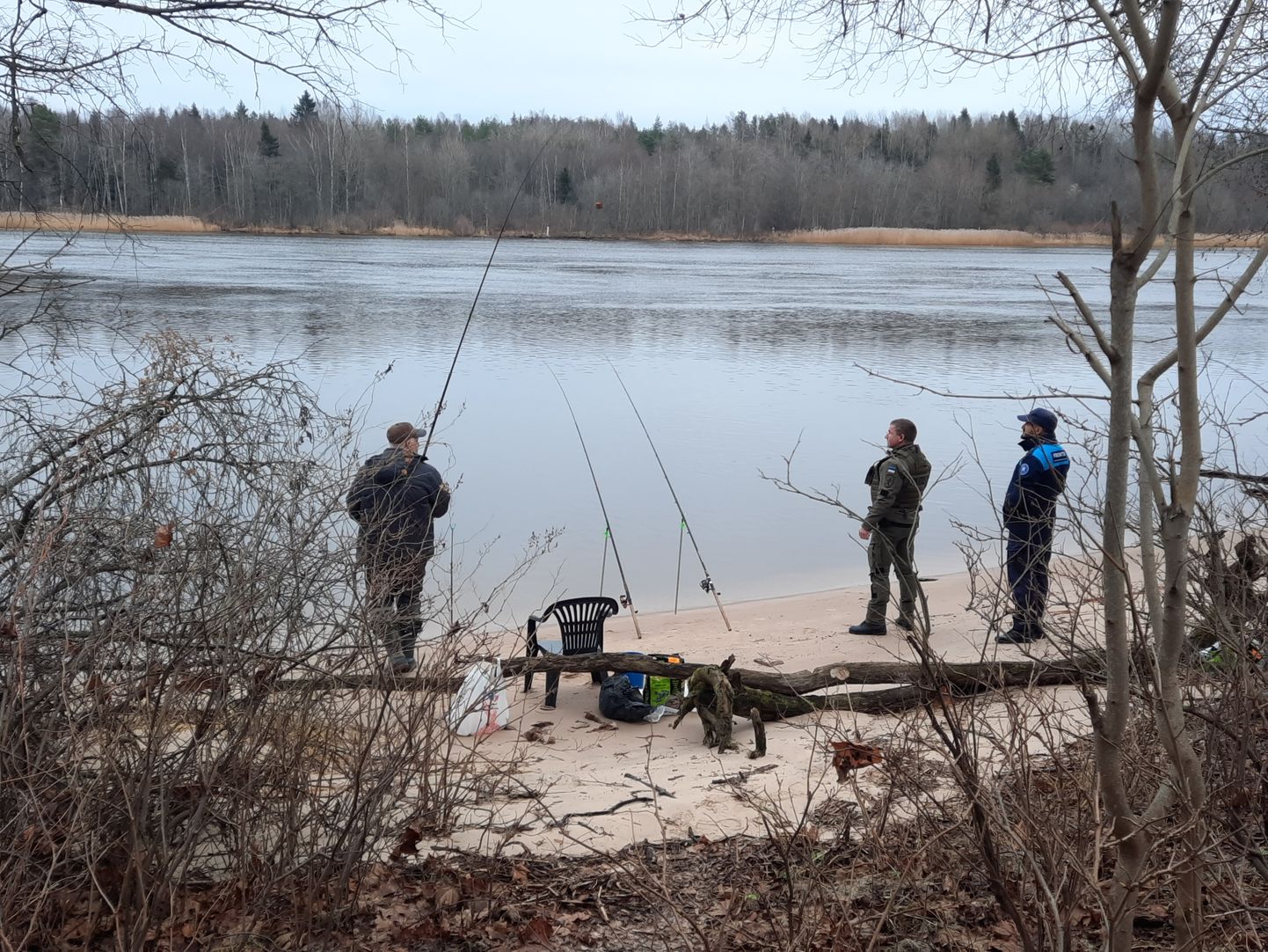 Piirivalvurite igapäevatöö tavaliseks osaks idapiiril on vestlused kohalikega, kes armastavad Narva jõel kalal käia.