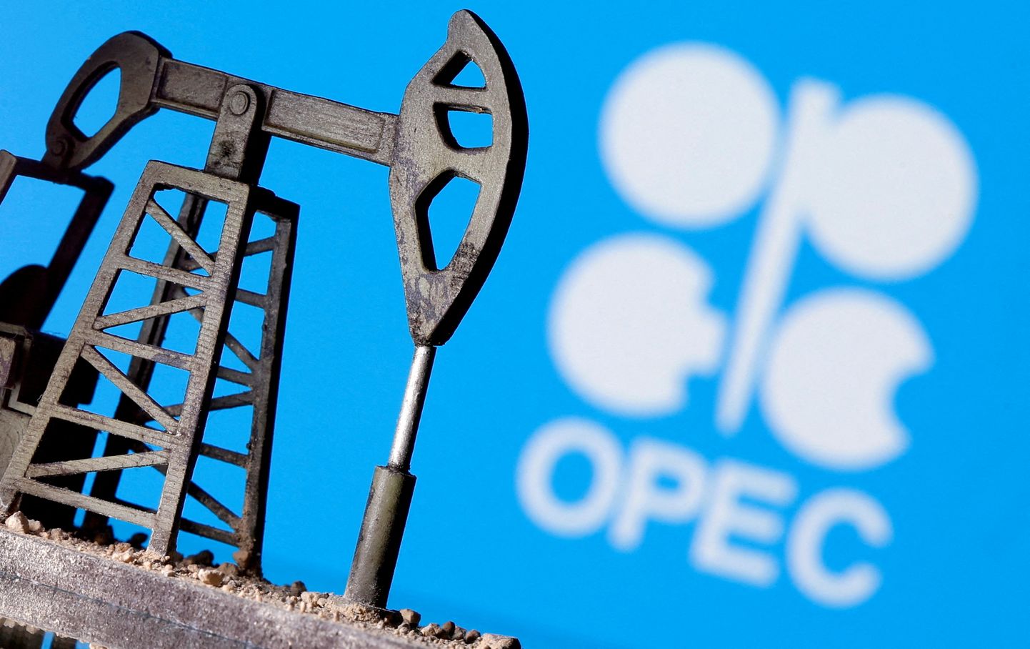 3D prinditud naftapump ja OPECi logo.