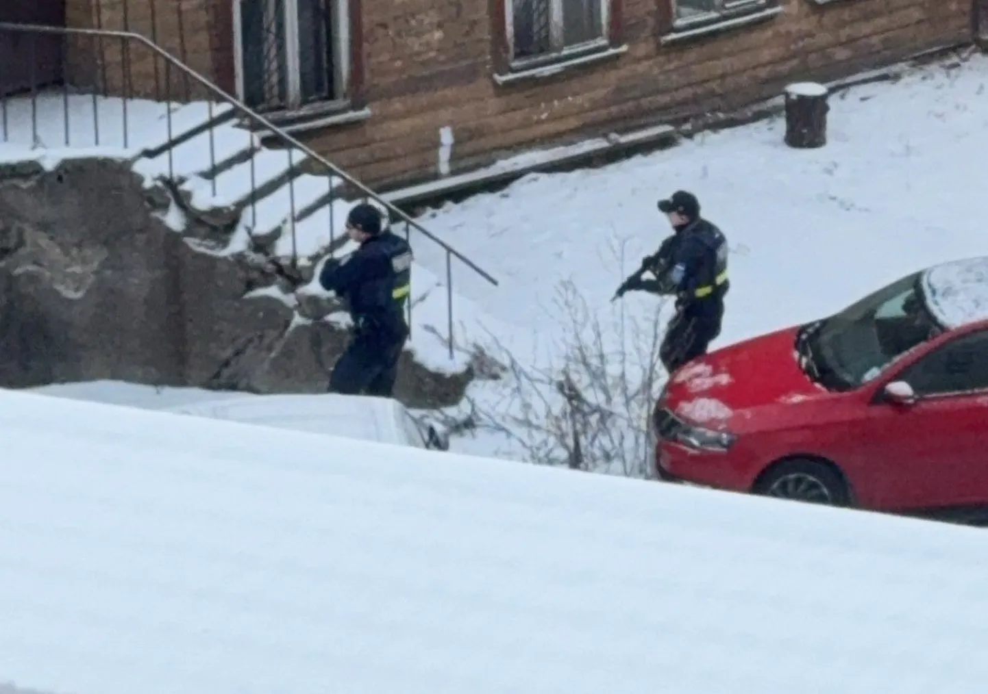 Politseinikud pidasid Tallinnas Raua tänaval kinni relvastatud mehe.
