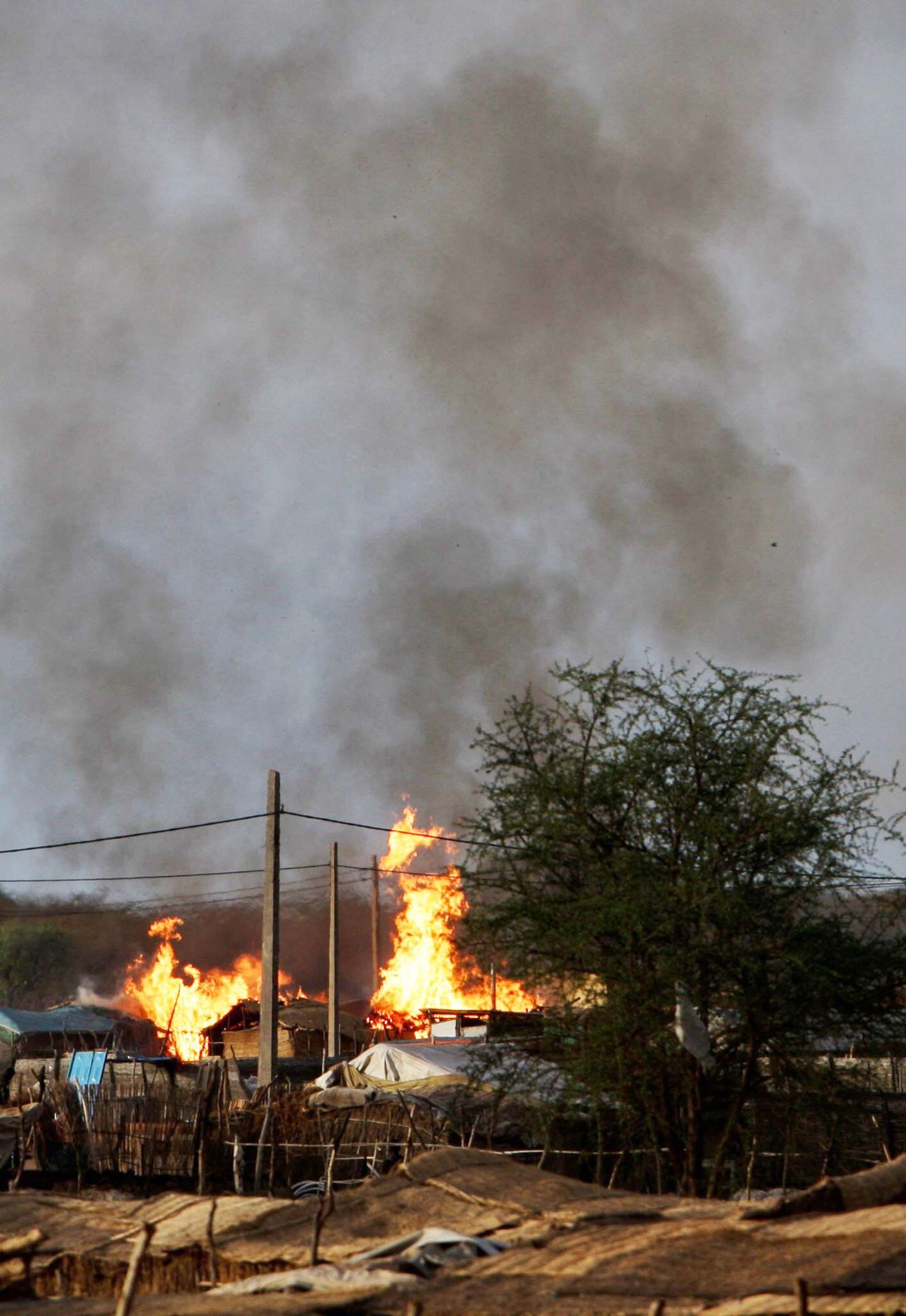 Põlevad kodud Abyei linnas, mida ihkavad endale nii Sudaan kui ka Lõuna-Sudaan.