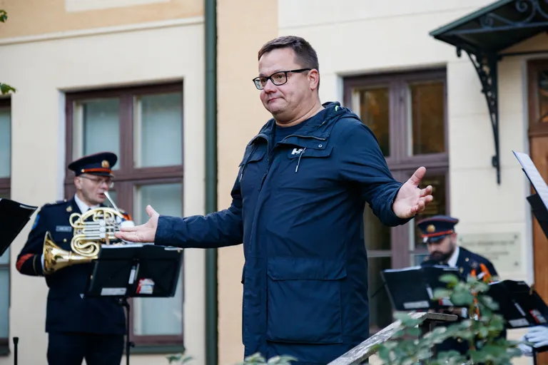 Директор Эстонского военного музея Хеллар Лилль рассказал Rus.Postimees, что с родственниками тех, чьи могилы планируются к переносу, были проведены "практические и содержательные беседы".