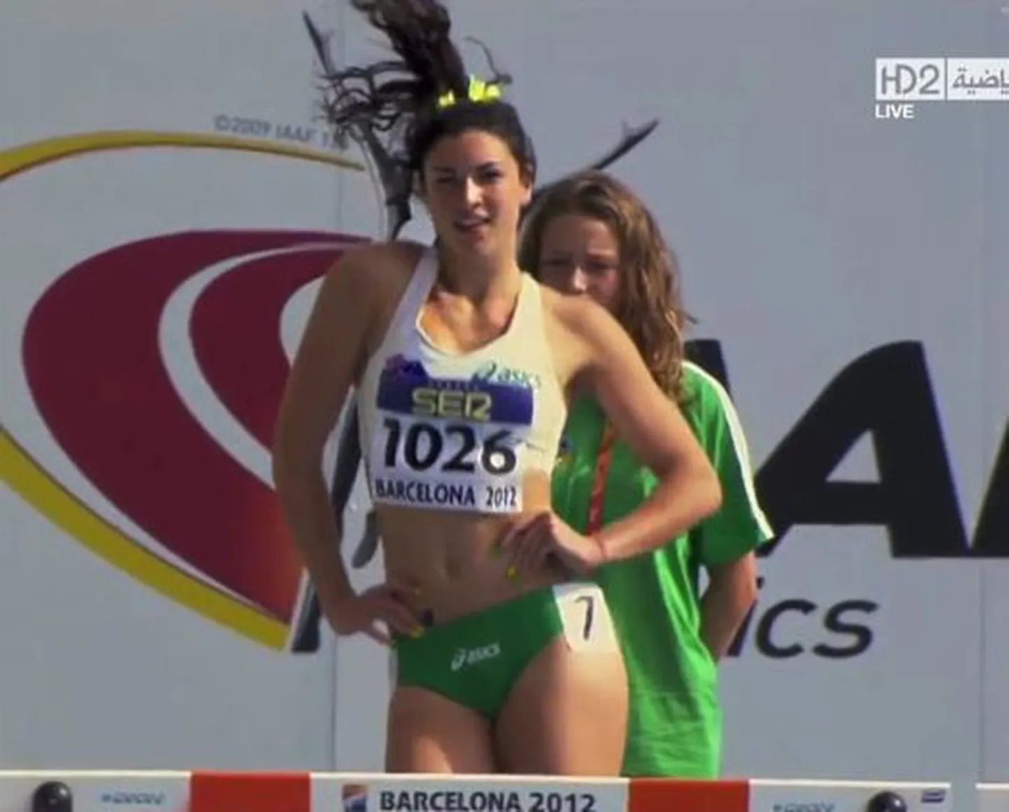 Michelle Jenneke soojendustantsu tegemas.