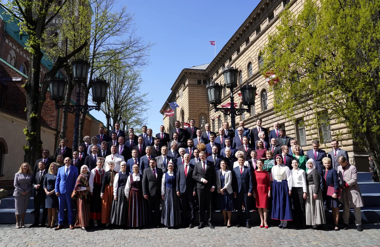 Saeimas deputāti fotografējas kopbildei pēc svinīgās Saeimas sēdes par godu Latvijas Republikas Neatkarības atjaunošanas 33. gadadienai.