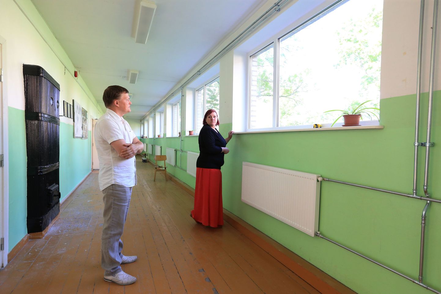 Maarja kooli koridoride seintele paigaldati uued radiaatorid. Kooli direktor Ariana Rooba ja Tabivere vallavanem Tarmo Raudsepp loodavad, et remont saab koolimajas sees enne õppetöö algust läbi ning jätkub väljas torude maapõue paigaldamisega.