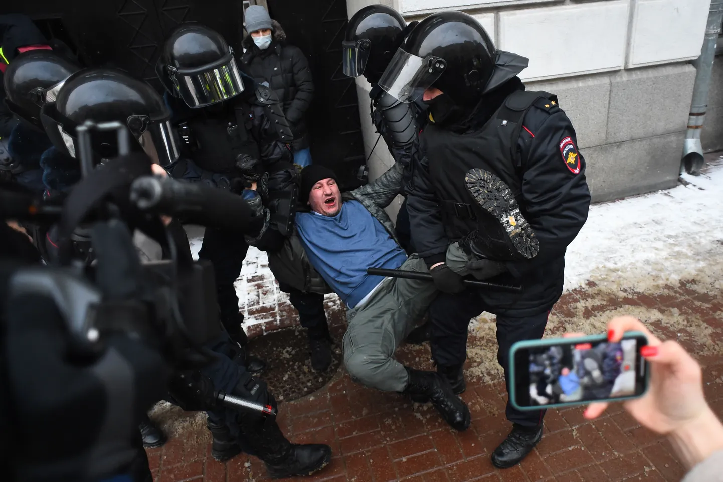 Protestija vahistamine Peterburis. Illustreeriv.