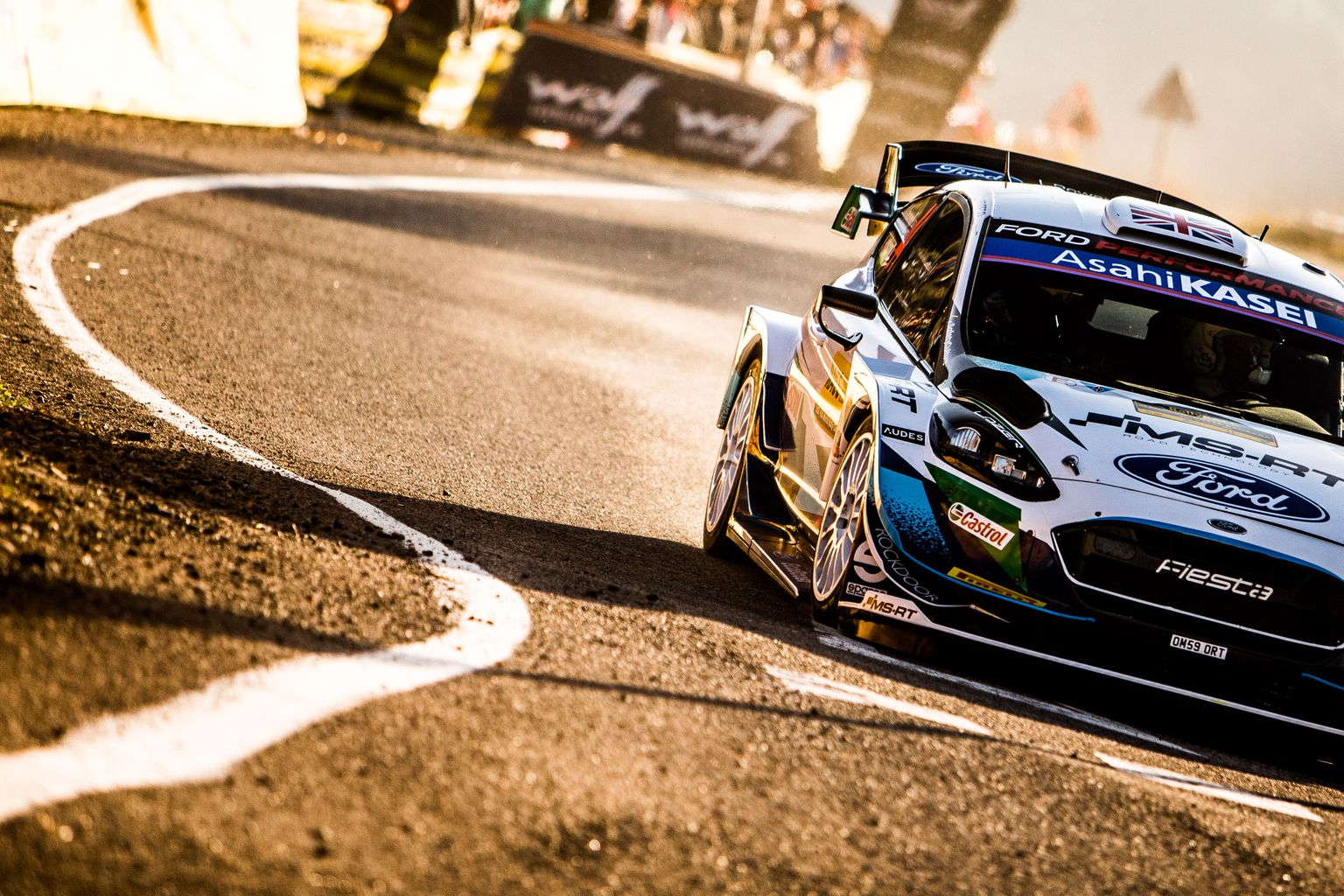Gus Greensmith Ford Fiesta WRC-auto roolis 2021. aastal Kataloonia MM-rallil.
