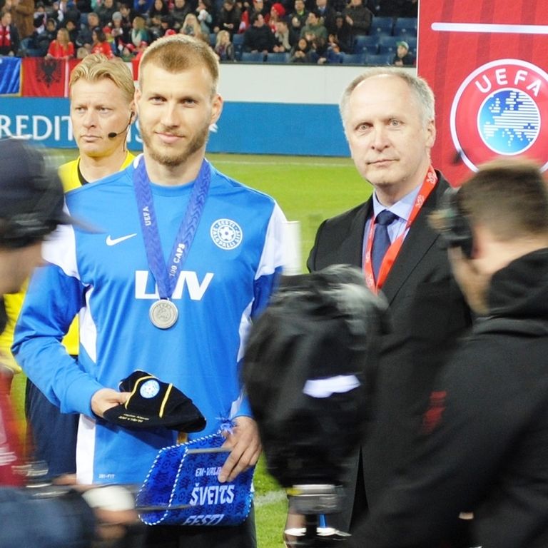 2015. aasta kevadel täitus Klavanil Eesti koondise ridades 100 mängu, mille puhul pälvis ta, nagu kõik selle tähiseni jõudnud Euroopa jalgpallurid, UEFA-lt auhinna – mütsi ja medali.