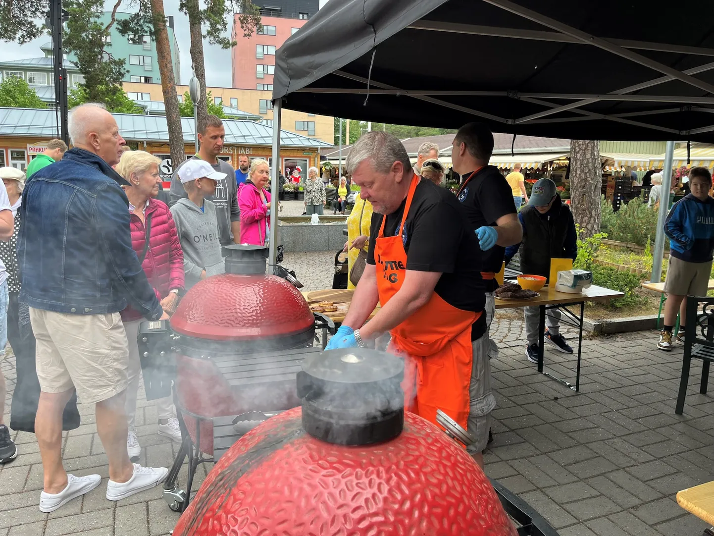 Grillmeistrid Priit Kiipsaar ja Rene Kiis eelmisel aastal külastajatele grillroogi pakkumas.