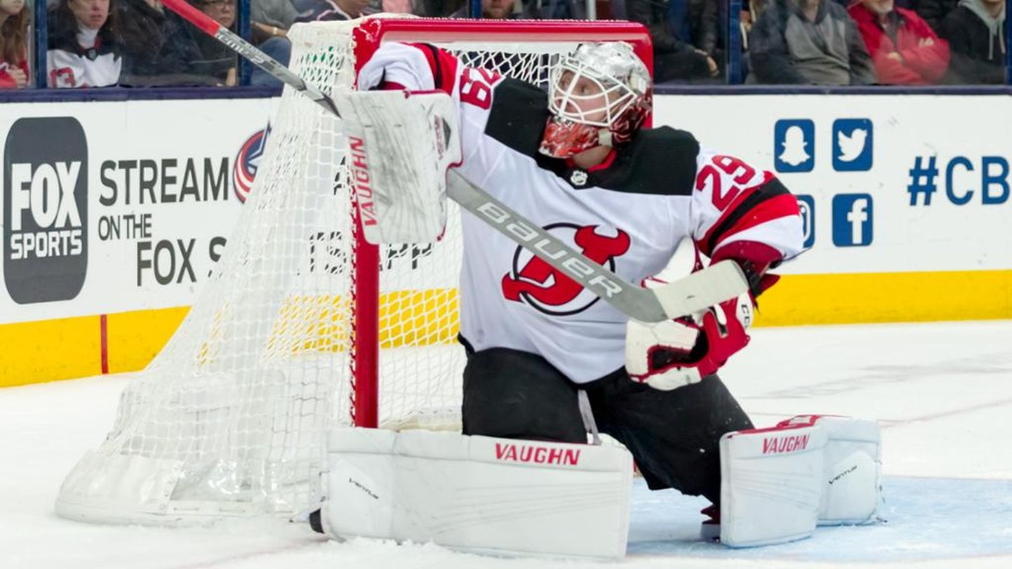 NHL debitants, Ņūdžersijas "Devils" vārtsargs Makenzijs Blekvuds.