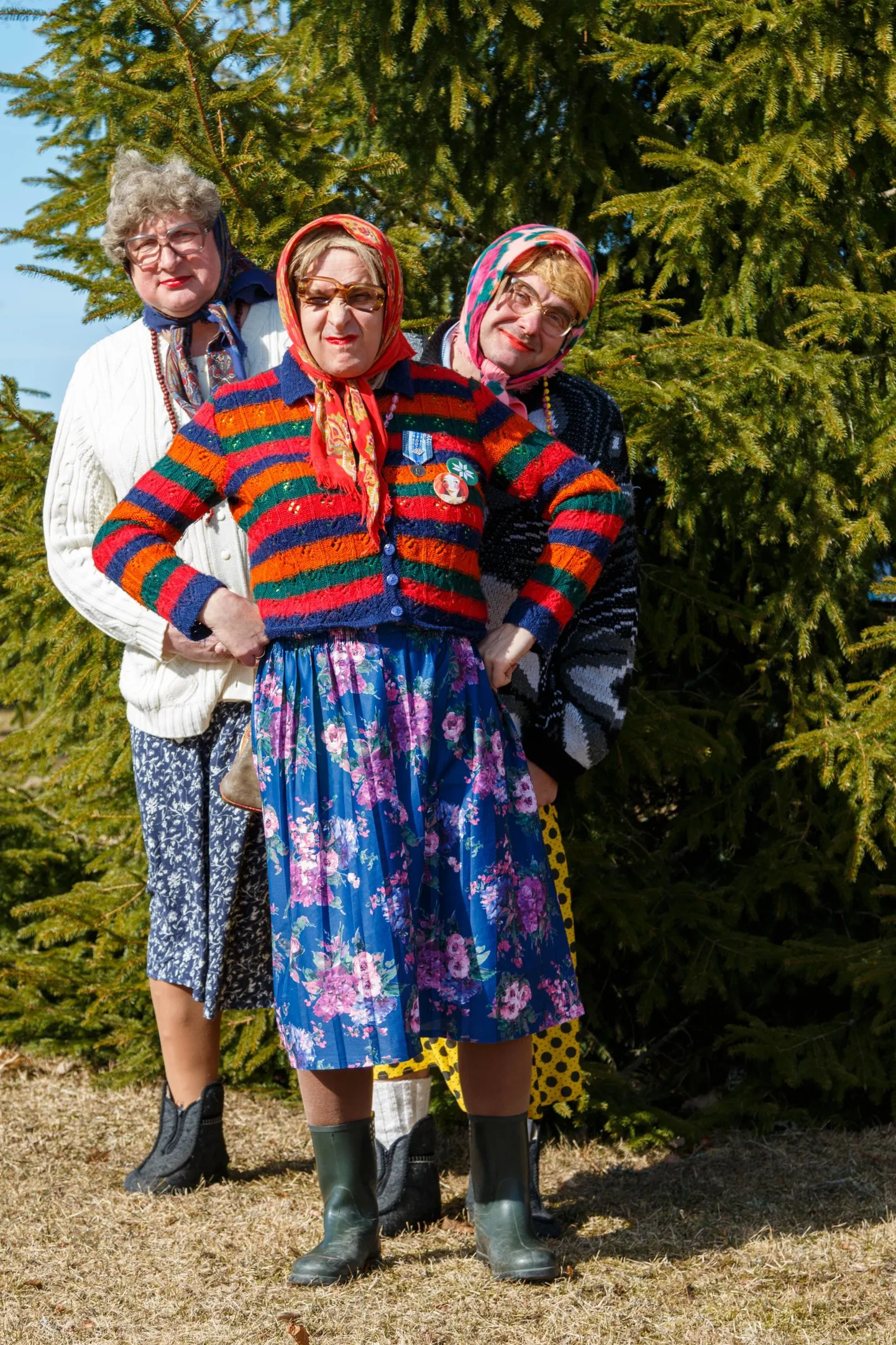 Lahedad Mutid Lahedalt on kauaaegsed sõbrannad, keda mängivad tegelikult kolm meest.