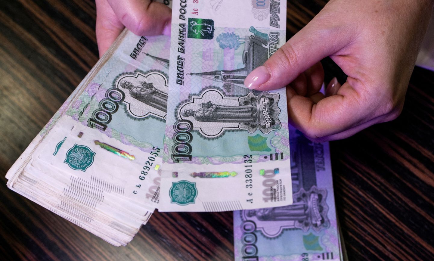 Kui aasta tagasi sai 1000 rubla eest 16 eurot, siis täna ei saa enam kümmetki. REUTERS/Maxim Shemetov
