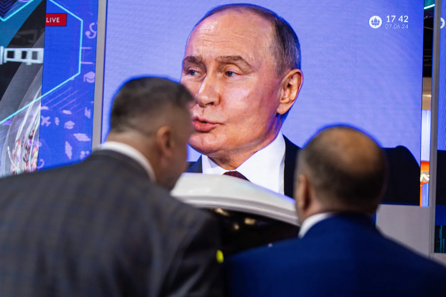 Putin Peterburi majandusfoorumi ekraanil 7. juunil 2024. a.