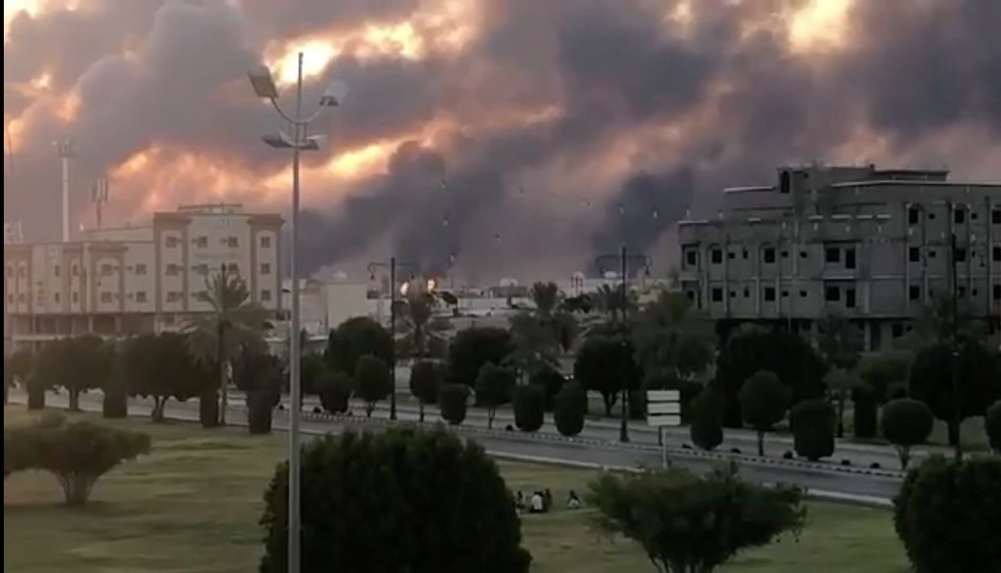 Suitsusambad Saudi Araabias Buqyaqi linnas pärast Jeemeni mässuliste droonirünnakut Saudi riikliku naftafirma Saudi Aramco Abqaiqi naftarajatisele.