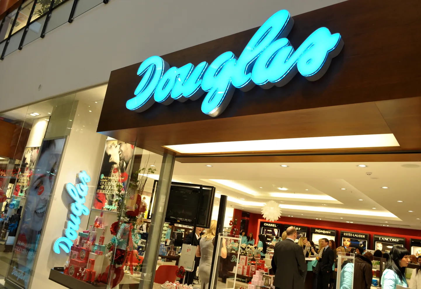 Parfimērijas un dzīves stila preču mazumtirdzniecības veikals "Douglas" tirdzniecības centrā "Spice".