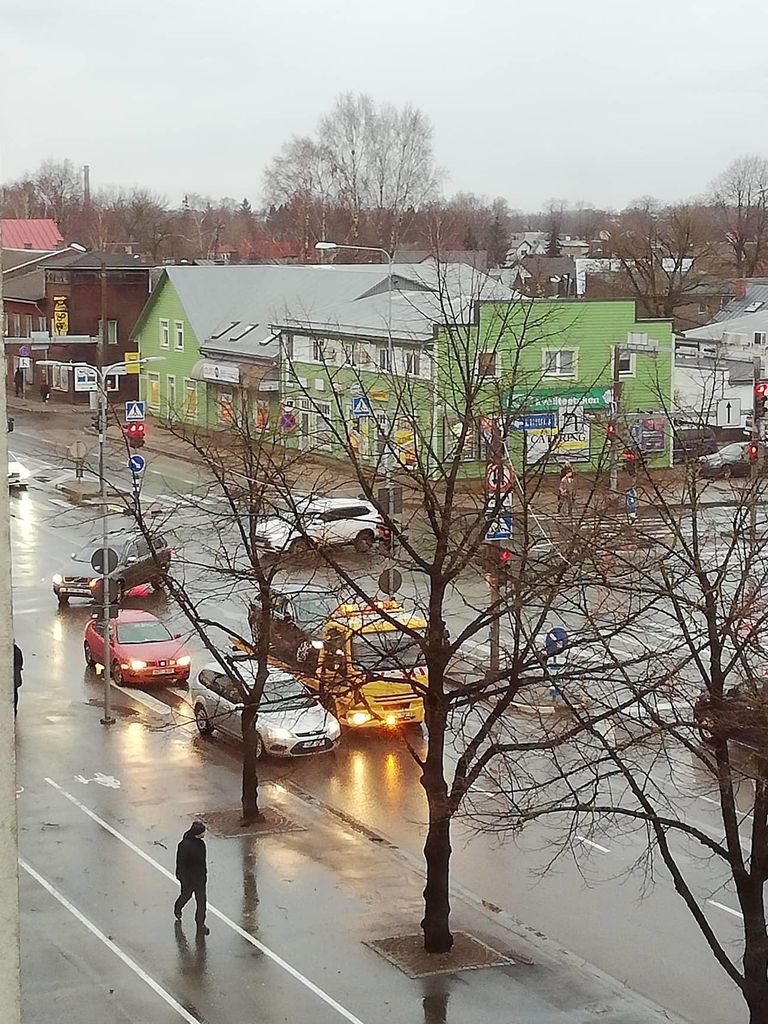 Õnnetus Pärnus Tallinna maantee ja Rääma tänava ristmikul.