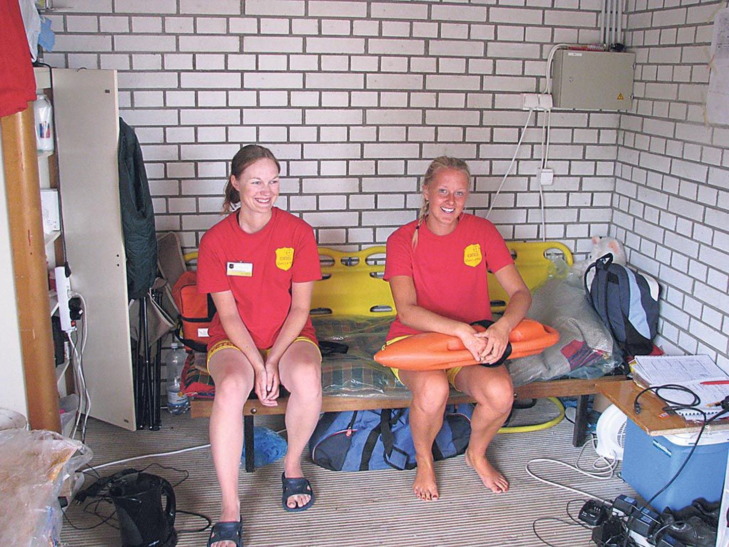 Meedik Gea Pärnoja ja rannavalvur Hanna-Liisa Roosileht on punastes särkides esimest suve.