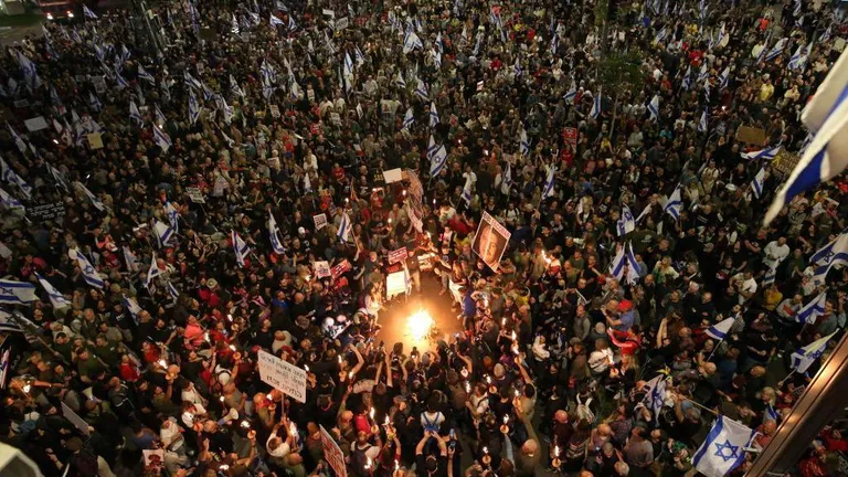 Демонстранты зажгли огонь на улице Каплан в Тель-Авиве