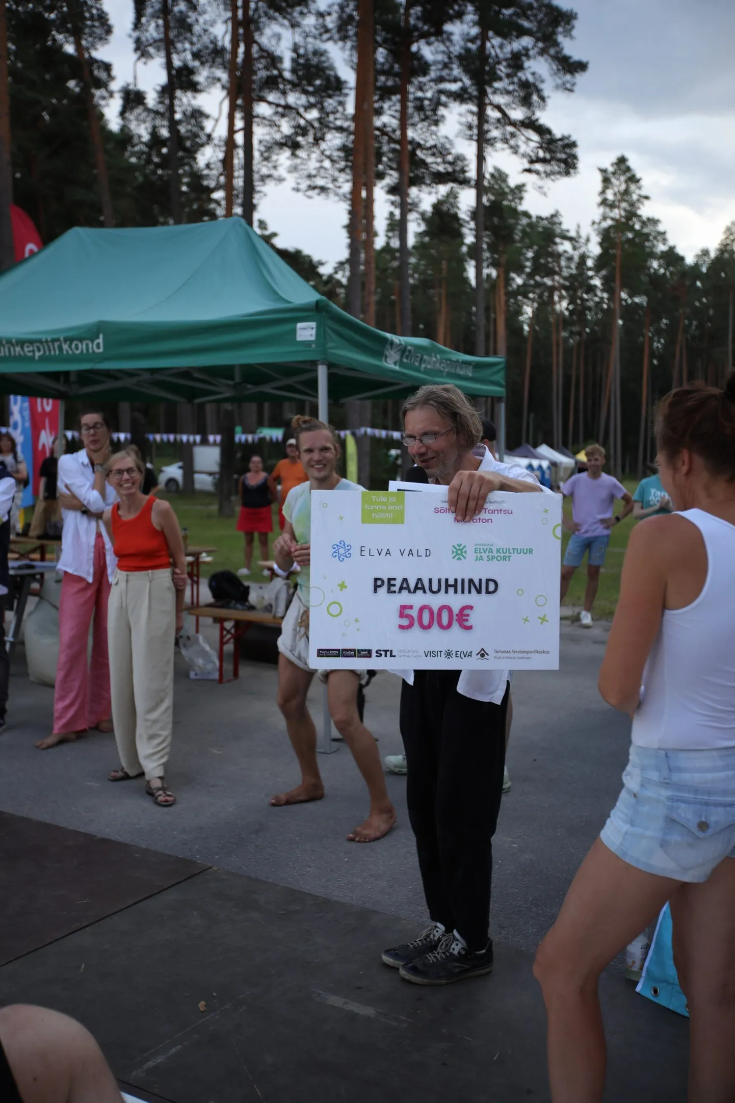 Elva liikumis- ja heaolufestivali tantsumaratoni võitja Peeter Puna ei teadnud, et kaheksatunnise tantsimise järel teda auhind võiks oodata.