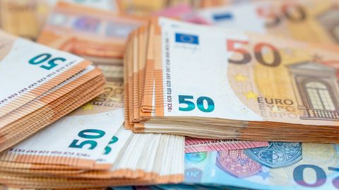 Владелец найденной в Тарту на улице крупной суммы денег нашелся