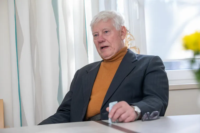 Toivo Hallik Piisupil Laululinnu külalistemajas, kus nad abikaasa Annega tegutsevad.