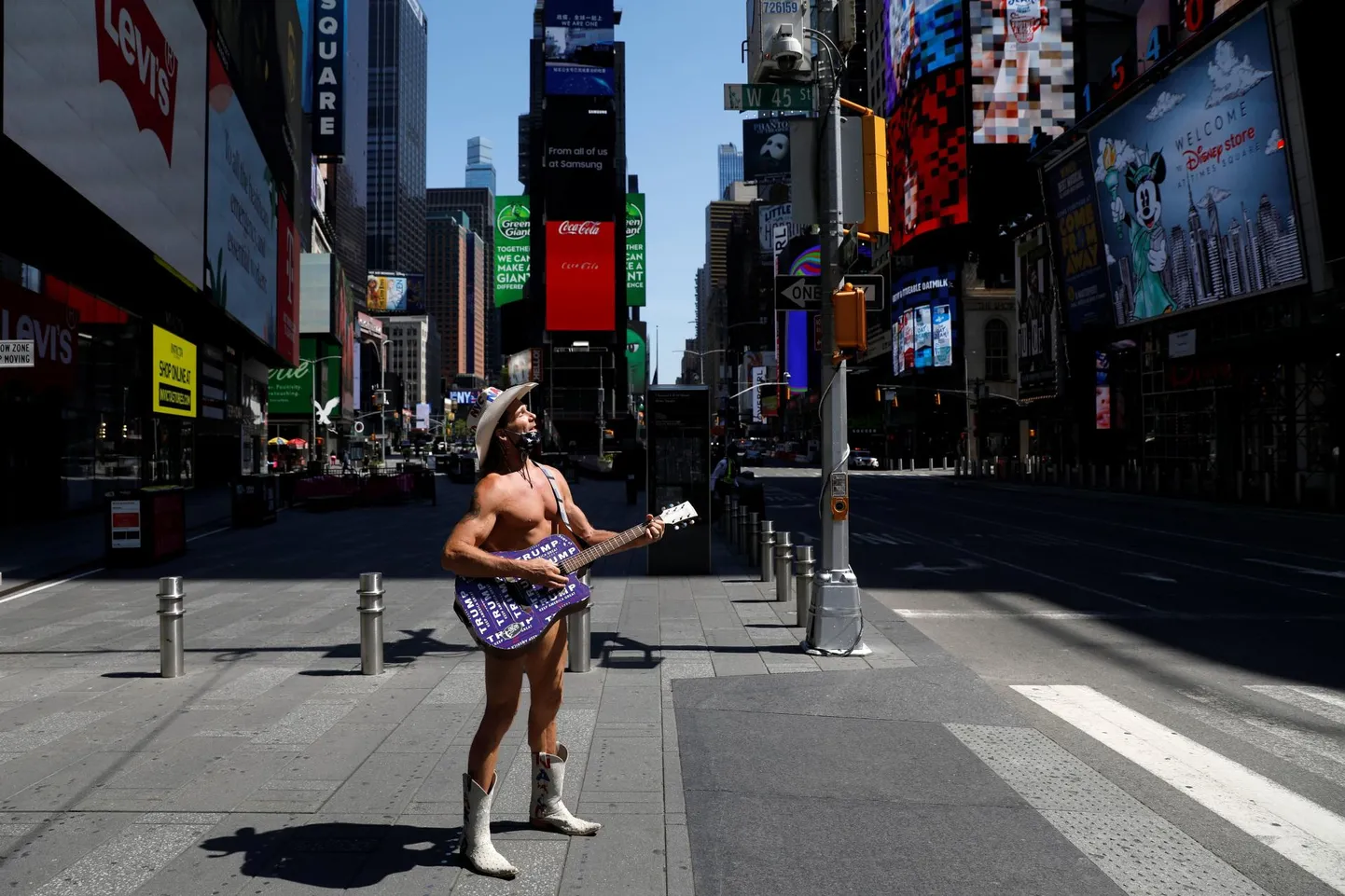 Alasti kauboi Times Square New York Citys. Rahvas tahab tsirkust, seksi ja leiba, Broadway teatrid pikendasid viirusest tingitud kinniolekut.