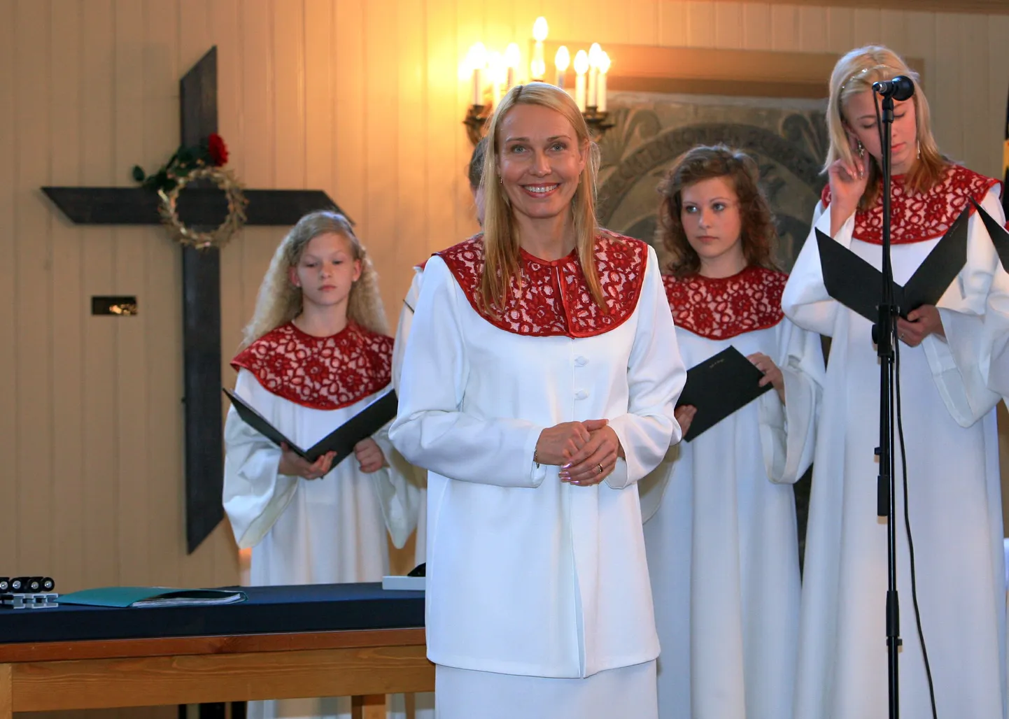 Pildil tütarlastekoor Elise, keskel dirigent Kai-Tõe Ellermaa.